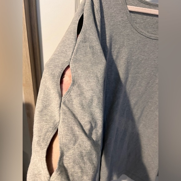 D & co denim + company size large grey top with cutout sleeves - Picture 2 of 4